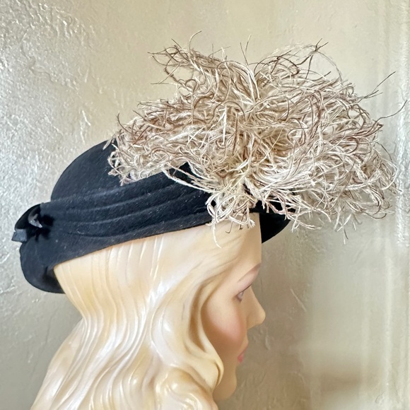 GLAMOROUS 1930S\' BLACK FELT HAT WITH WAVY TRIPLE BRIM + OSTRICH FEATHERS main image 5